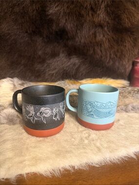 Hand-Illustrated Ceramic Mugs Set in Black & Light Blue w/ Terracotta Base (1600